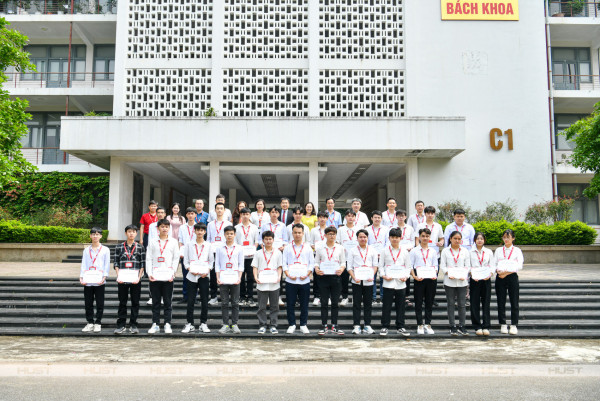 31 sinh viên vượt khó học giỏi Bách khoa Hà Nội nhận học bổng Chắp cánh Bách khoa