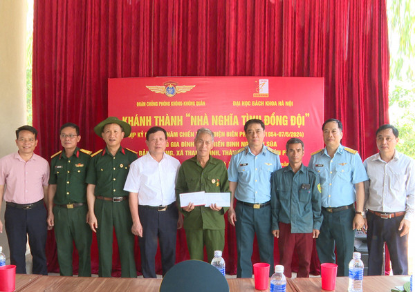 PGS. Bùi Đức Hùng (áo trắng) và Thiếu tướng Bùi Tố Việt tặng quà gia đình cựu chiến binh Ngô Văn Súa