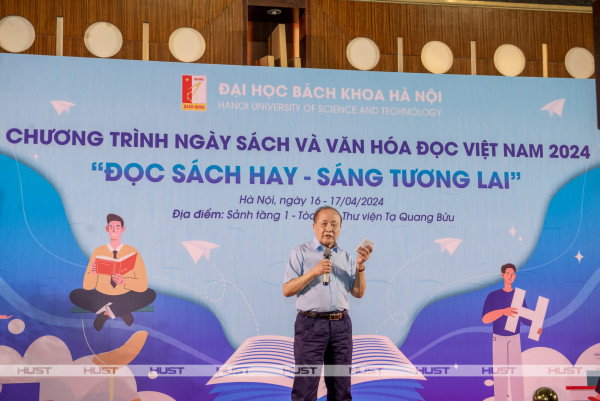 GS. Trần Vĩnh Diệu tặng công trình nghiên cứu tâm huyết cho Trung tâm Truyền thông và Tri thức số