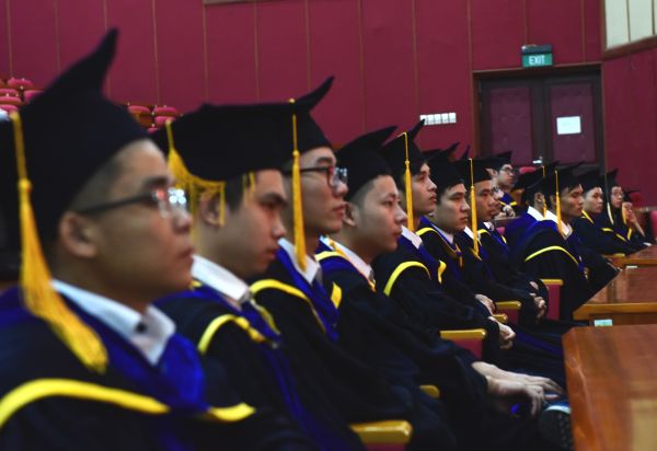 54 tân cử nhân, kỹ sư nhận bằng tốt nghiệp các chương trình hợp tác quốc tế năm 2016
