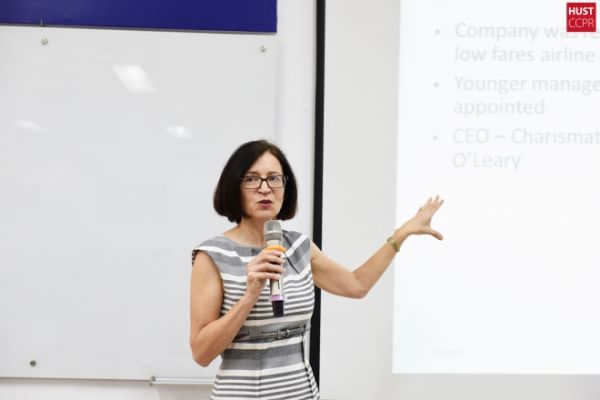 TS Siobhan Tiernan trình bày về chiến lược cạnh tranh và marketing