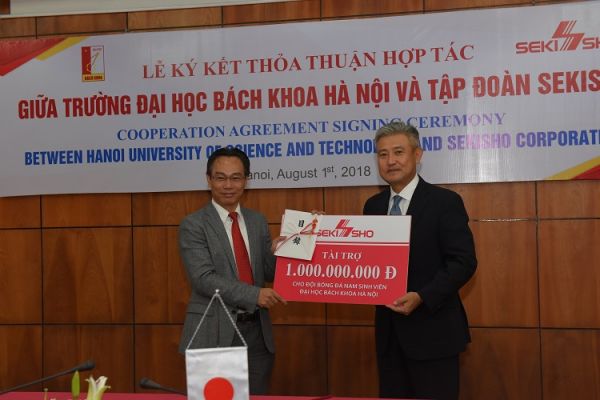 Đội tuyển bóng đá nam sinh viên Trường ĐHBK Hà Nội tiếp nhận 1 tỷ đồng do Công ty Sekisho trao tặng