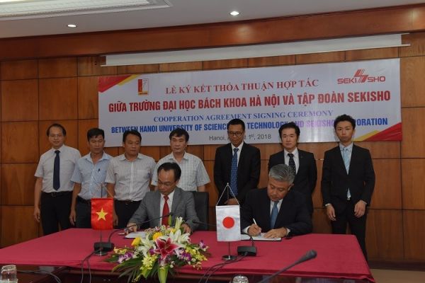 Sekisho awarded 1 billion Vietnam Dong to HUST Student’s Men Football Team