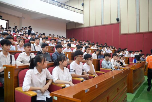 Tân sinh viên Trường Cao đẳng Nghề Bách khoa tưng bừng khai giảng năm học 2018 – 2019