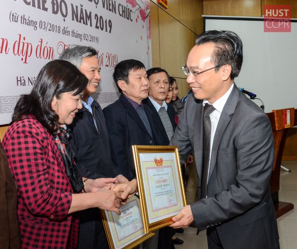 Trường ĐHBK Hà Nội gặp mặt cán bộ viên chức nghỉ chế độ năm 2018