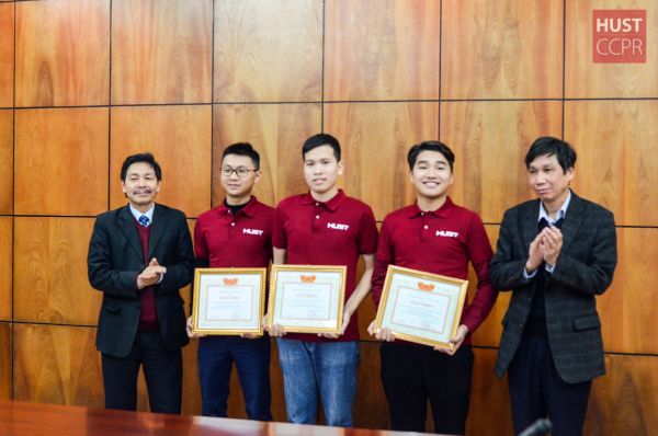 Ban Giám hiệu gặp gỡ sinh viên đạt thành tích xuất sắc trong kỳ thi Olympic Sinh viên Việt Nam và Kỳ thi lập trình sinh viên quốc tế ICPC 2018