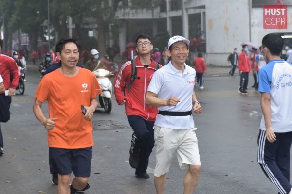 Thầy trò Bách khoa Hà Nội hưởng ứng ngày chạy Olympic 2021