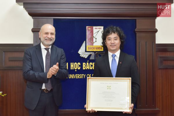 Nhà khoa học đầu tiên của Bách khoa Hà Nội được trao Huân chương Công trạng Italia tước hiệu Hiệp sỹ