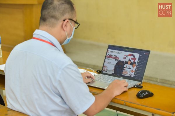 Đại học Bách khoa Hà Nội phỏng vấn trực tuyến chọn thí sinh tài năng