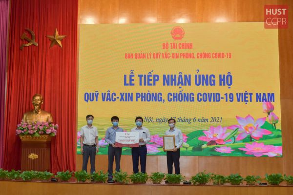 Trường Đại học Bách khoa Hà Nội ủng hộ Quỹ Vắc xin phòng, chống Covid-19 hơn 600 triệu đồng