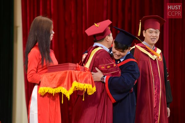 Lễ tốt nghiệp của những tân kỹ sư và tân cử nhân “ngừng đến trường nhưng không ngừng học”
