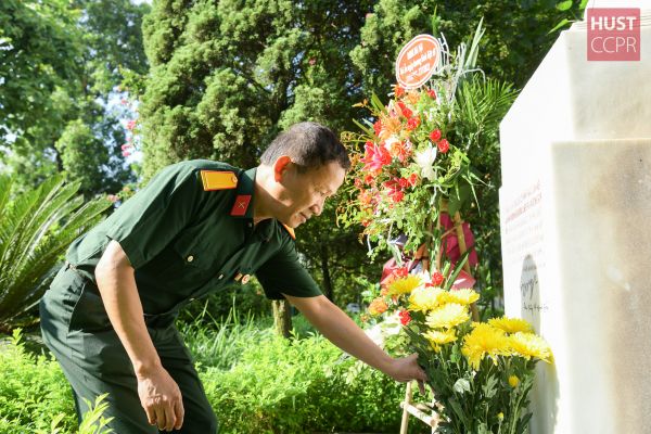 Dâng hoa tri ân nhân kỷ niệm 75 năm Ngày Thương binh liệt sỹ
