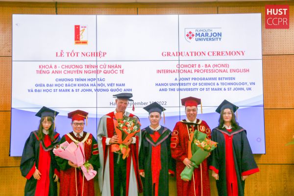 Sinh viên khóa 8 Tiếng Anh Chuyên nghiệp Quốc tế tốt nghiệp với 90% đạt loại Khá, Giỏi