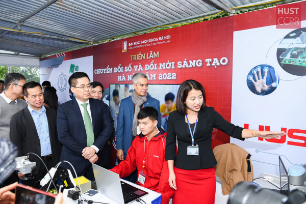 Lãnh đạo Bộ KH&CN, UBND TP Hà Nội tham quan gian hàng Đại học Bách khoa Hà Nội.