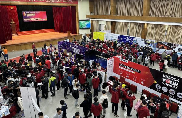 Sinh viên Bách khoa Hà Nội háo hức tham gia Ngày hội Hướng nghiệp 2022