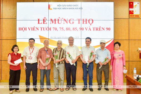 Niềm hạnh phúc ngập tràn của các cựu giáo chức Bách khoa Hà Nội