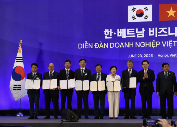 HUST attended and exchanged 3 MOU at Vietnam-Korean Business Forum