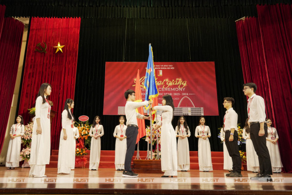 Sinh viên khóa trước trân trọng trao cờ truyền thống của các thế hệ sinh viên Đại học Bách khoa Hà Nội cho các em tân sinh viên K68