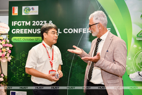 Phó Giám đốc đại học PGS. Huỳnh Đăng Chính trao đổi với đại diện dự án GREENUS