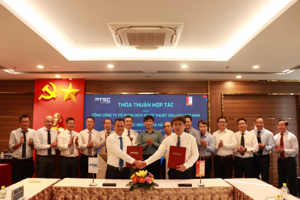 Assoc. Prof. Huynh Dang Chinh – Vice President of Hanoi University of Science and Technology and Mr. Tran Hoai Nam - Deputy General Director of PTSC – signed a cooperation agreement.