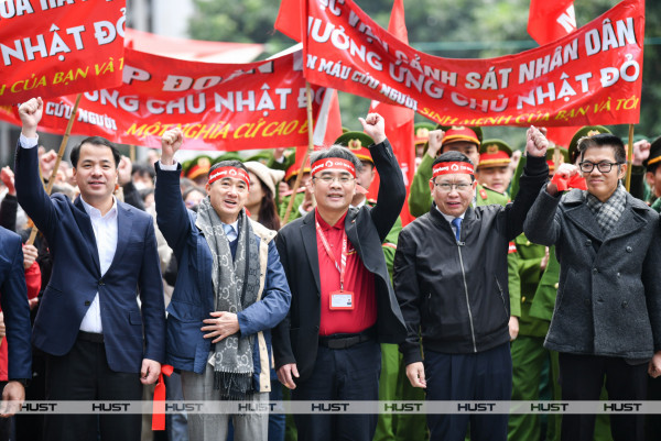 PGS. Huỳnh Đăng Chính (áo đỏ) - Phó Giám đốc ĐHBK Hà Nội - cùng các đại biểu diễu hành phát động sự kiện ngày hội Chủ nhật Đỏ