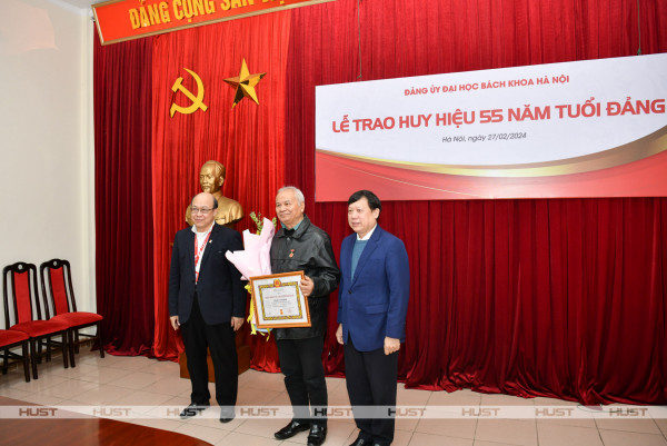 Đảng viên Đảng bộ Đại học Bách khoa Hà Nội vinh dự nhận Huy hiệu 55 năm tuổi Đảng