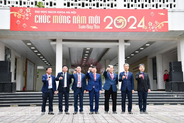 Tập thể lãnh đạo Đại học Bách khoa Hà Nội nâng ly chào xuân mới Giáp Thìn 2024
