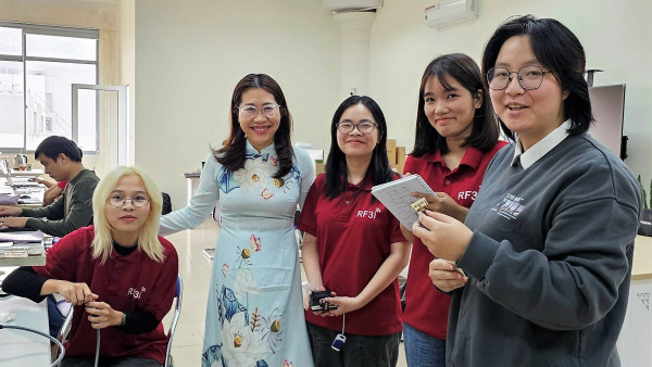 Cô trò Bách khoa Hà Nội nghiên cứu cảm biến đo độ ẩm đất Make in Vietnam