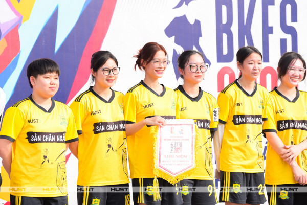10 đội nữ sinh viên Bách khoa Hà Nội tranh tài giải bóng đá BKFS Cup 2024