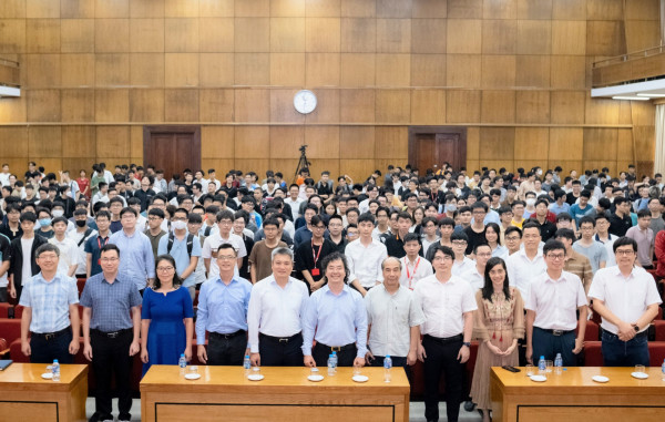 Lãnh đạo Trường CNTT&TT - Đại học Bách khoa Hà Nội và các doanh nghiệp chụp ảnh kỷ niệm với sinh viên, người tham dự