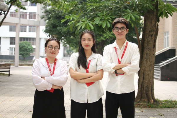 Nhóm nghiên cứu LUMOS:  Vũ Nhật Hà, Phạm Phương Thảo, Ngô Minh Phúc (từ trái sang)