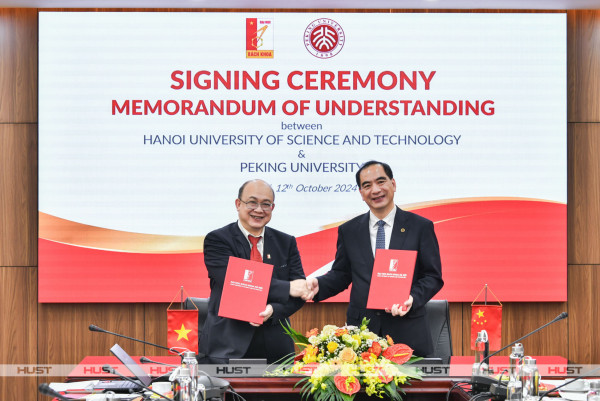 Assoc. Prof. Nguyen Quyet Thang (left), President of HUST, and Prof. Gong Qihuang (right), President of Peking University