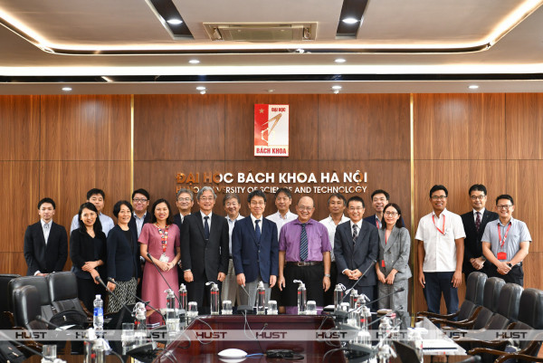 Leaders from HUST and the Ibaraki University delegation take a memorial photo