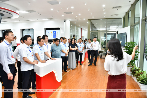 Bộ trưởng Bộ KH&ĐT cùng Đoàn Cán bộ quy hoạch Uỷ viên TW Đảng thăm BK Smart - Tech Center 