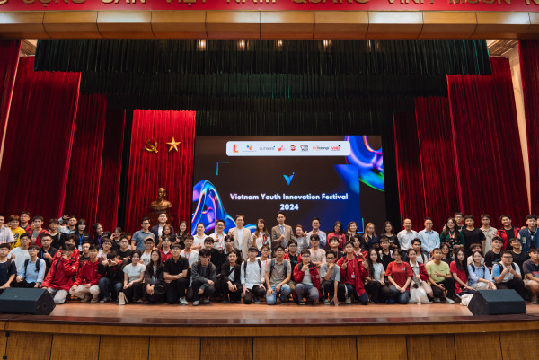 Representatives take a commemorative photo with students of HUST.