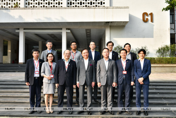 Leaders of HUST and the Kanagawa delegation pose for a commemorative photo in front of C1 Hall.