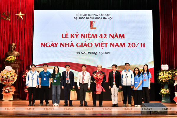 HUST Board of Directors receives a bouquet from the Student Association in celebration of Vietnamese Teachers' Day (November 20).