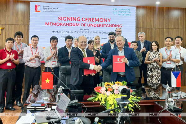 Assoc. Prof. Huynh Quyet Thang, President of HUST, exchanges an MoU with Prof. Milan Adamek, Rector of Tomas Bata University in Zlín.