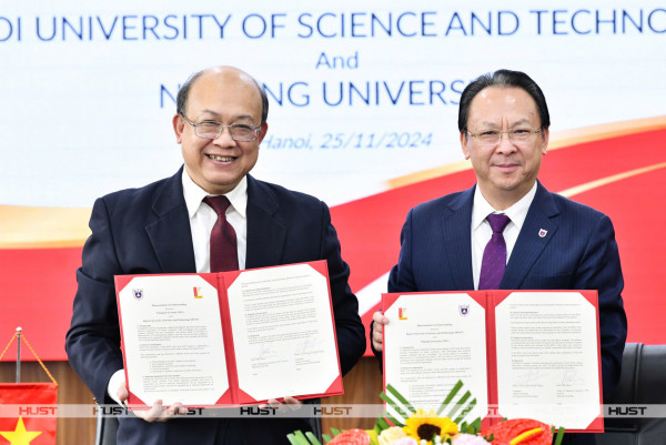 Assoc. Prof. Huynh Quyet Thang (left), President of HUST, and Prof. Tan Tieniu (right), Secretary of the CPC Committee of Nanjing University, exchange the MoU.