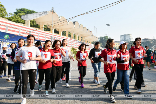 Female staff and faculty of HUST enthusiastically participate in racewalking.