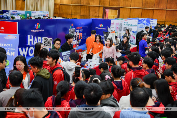 Over 3000 students of HUST participate in the 2024 Career Day. Photo: Duy Thanh