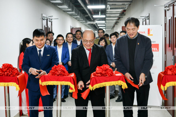 From left to right: Colonel Cao Anh Son, Deputy General Director of Viettel Group, Assoc. Prof. Huynh Quyet Thang, President of HUST, and Assoc. Prof. Nguyen Huu Thanh, Dean of SEEE, HUST, attending the ribbon-cutting ceremony.