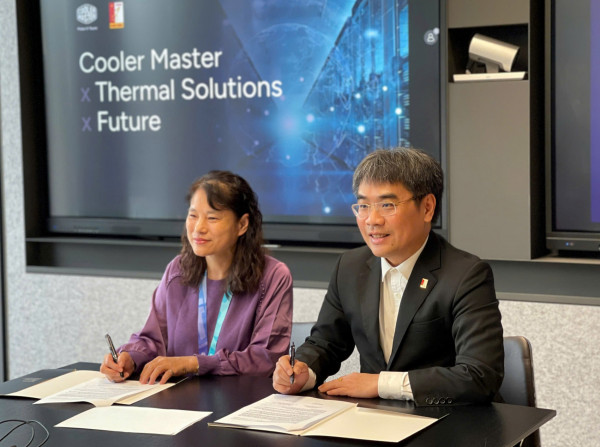 Assoc. Prof. Huynh Dang Chinh, Vice President of HUST, and Ms. Cindy Chiu, Director of Cooler Master Vietnam, sign the MoU.