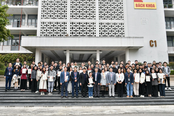 Bách khoa Hà Nội trao học bổng Sau đại học cho 2 NCS và 101 học viên