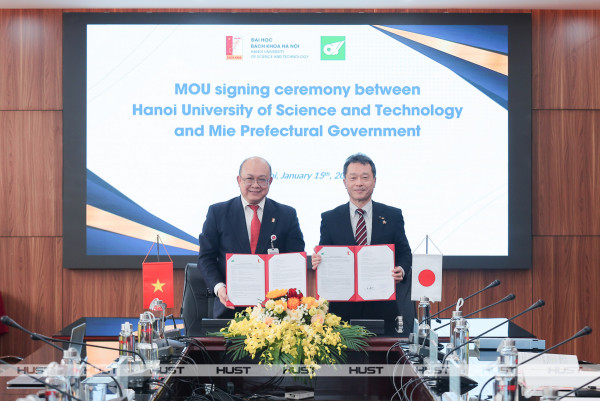 Assoc. Prof. Huynh Quyet Thang, President of HUST, and Mr. Ichimi Katsuyuki, Governor of Mie Prefecture, sign a MoU.