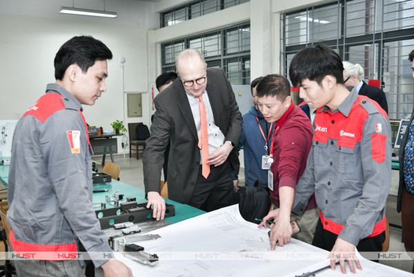 Các chuyên gia AQAS làm việc với giảng viên, sinh viên ĐHBK Hà Nội trong đợt đánh giá ngoài CTĐT (tháng 3/2025). Ảnh: Đức Lộc