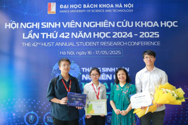 PGS. Nguyễn Thị Thu Thuỷ (váy xanh) và các sinh viên cô hướng dẫn tại Hội nghị Sinh viên NCKH lần thứ 42
