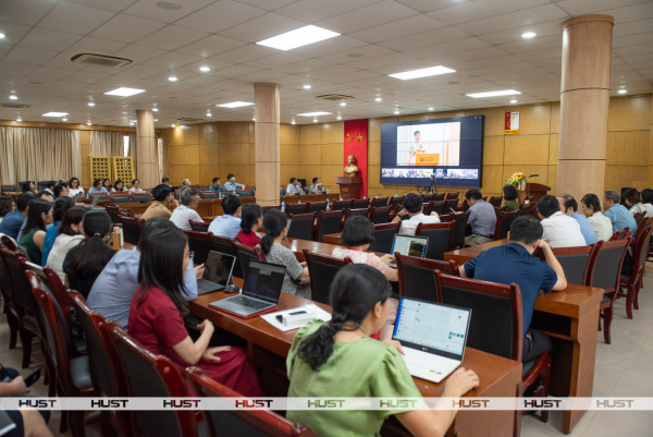 Cán bộ, giảng viên Đại học Bách khoa Hà Nội lắng nghe GS. Huỳnh Văn Chương - Cục trưởng Cục Quản lý chất lượng - phát biểu trực tuyến