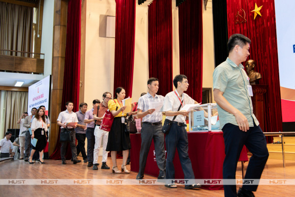 Các đại biểu bỏ phiếu bầu thành viên thuộc nhóm giảng viên, viên chức - người lao động và đại diện người ngoài đại học của Hội đồng Đại học