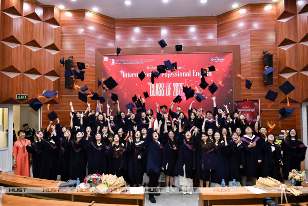 56 tân cử nhân nhận bằng Tiếng Anh Chuyên nghiệp Quốc tế (IPE)